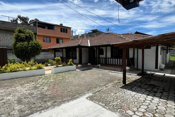 PATIO-Y-JARDEN-DELANTEERO